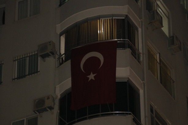 Foto - Acı haber Adana'ya ulaştı, şehidin evine Türk bayrağı asıldı!