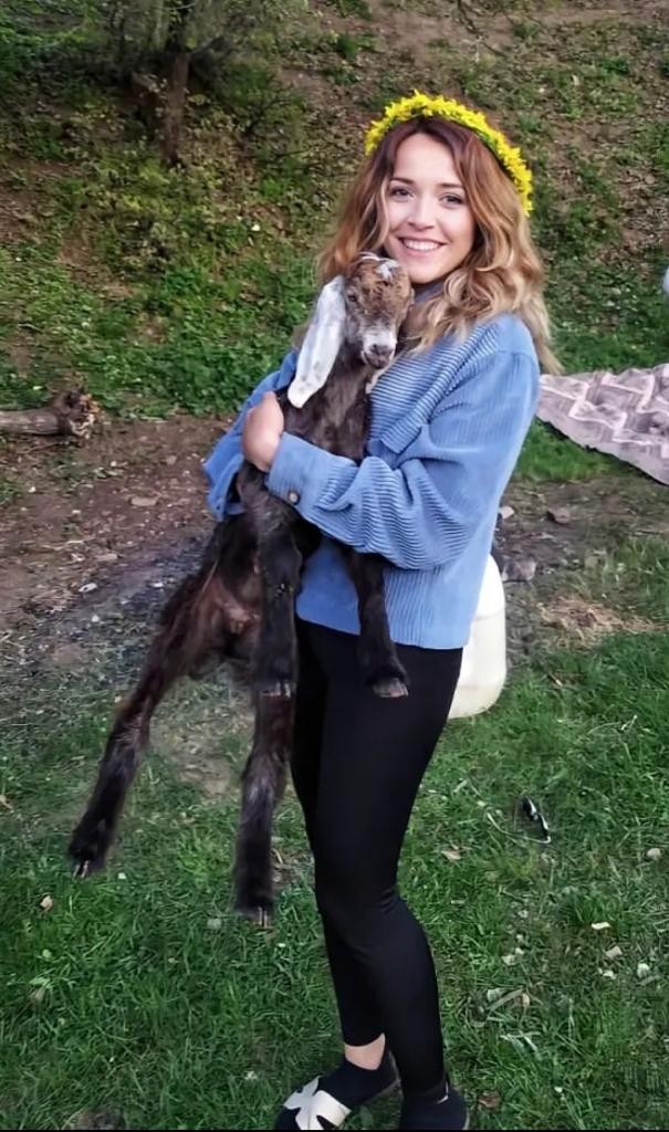 Acı ölüm! Odasının camını silerken düşen kadın hayatını kaybetti