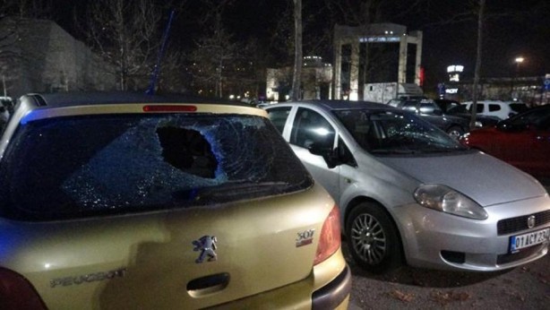 Foto - Açık otoparktaki 35 aracın camını kırdı