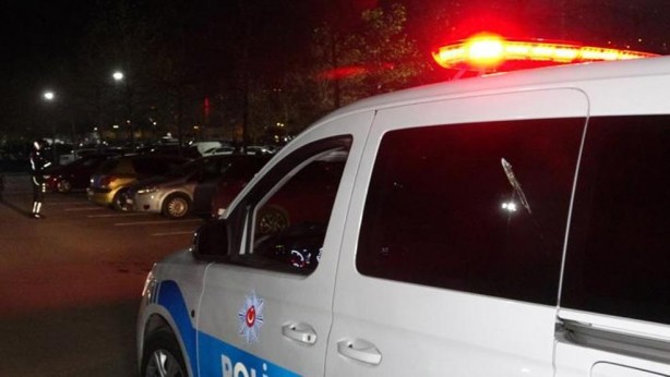 Foto - Açık otoparktaki 35 aracın camını kırdı