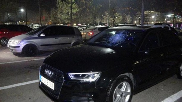 Açık otoparktaki 35 aracın camını kırdı