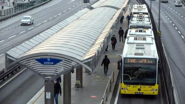 Yola çıkacak İstanbullular aman dikkat! Metrobüs hatları değişiyor