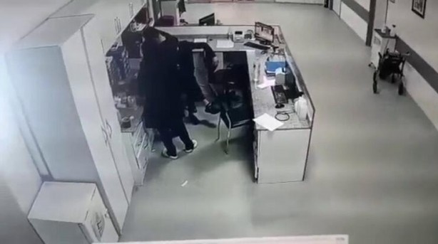 Acil serviste dehşet dolu anlar! Böyle görüntülendi