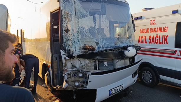 Foto - Açılan arka kapağının kapatılması için duran kamyonet faciaya sebep oldu