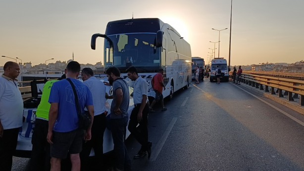 Foto - Açılan arka kapağının kapatılması için duran kamyonet faciaya sebep oldu