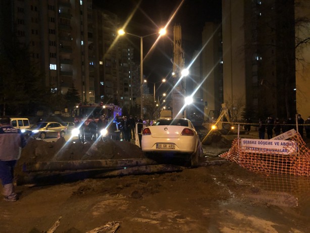 Foto - Açılan çukura uçan otomobil sürücüsü hayatını kaybetti