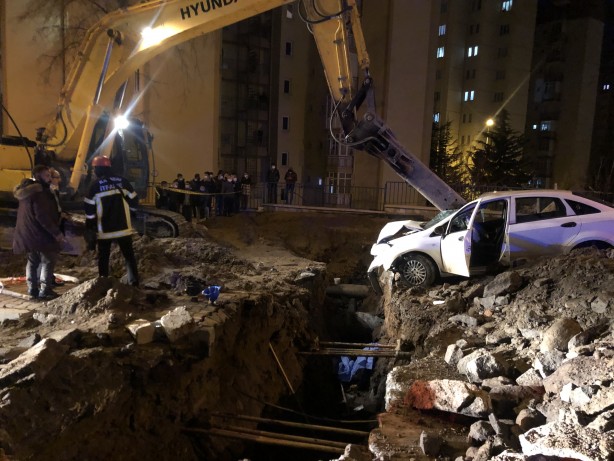 Foto - Açılan çukura uçan otomobil sürücüsü hayatını kaybetti