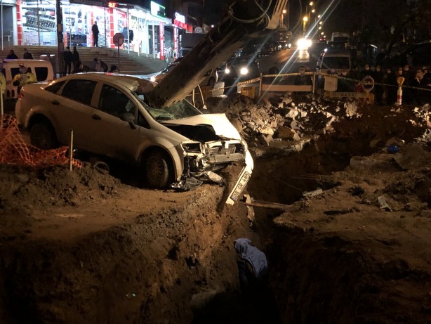 Foto - Açılan çukura uçan otomobil sürücüsü hayatını kaybetti