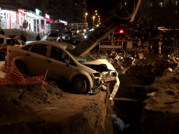 Foto - Açılan çukura uçan otomobil sürücüsü hayatını kaybetti