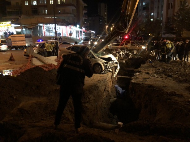 Foto - Açılan çukura uçan otomobil sürücüsü hayatını kaybetti