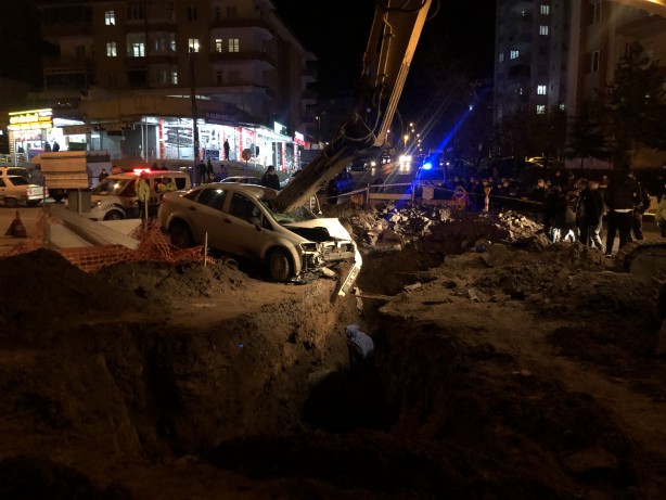 Foto - Açılan çukura uçan otomobil sürücüsü hayatını kaybetti