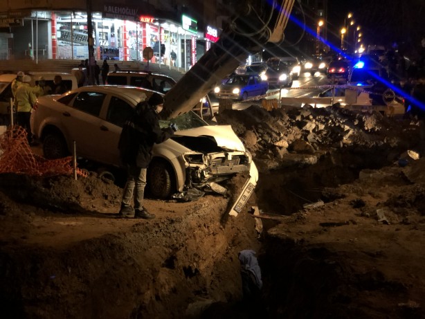 Foto - Açılan çukura uçan otomobil sürücüsü hayatını kaybetti