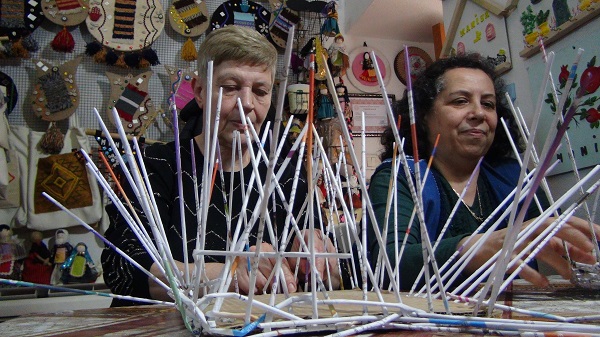 Foto - Açılan kurs hanımlara gelir kapısı oldu | Kağıtları atmak yerine böyle değerlendirdiler! 