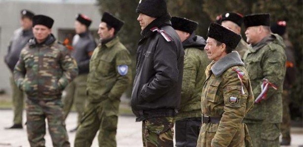 Foto - Acımasız anlar! Kobra kanı içip, dişleriyle tavuk kafası kesiyorlar 