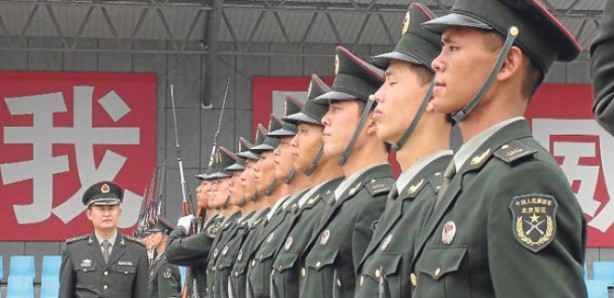 Foto - Acımasız anlar! Kobra kanı içip, dişleriyle tavuk kafası kesiyorlar 