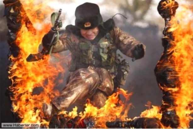 Acımasız anlar! Kobra kanı içip, dişleriyle tavuk kafası kesiyorlar 