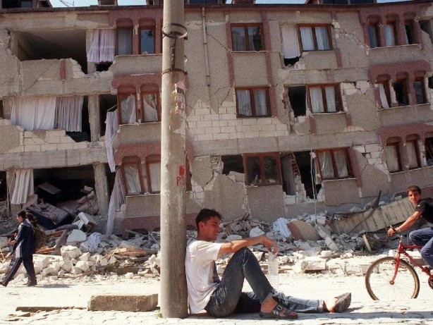 Acısı ilk günkü gibi... 17 Ağustos Marmara Depremi'nin üzerinden 24 yıl geçti!