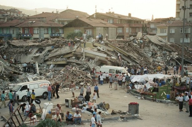 Foto - Acısı ilk günkü gibi... 17 Ağustos Marmara Depremi'nin üzerinden 24 yıl geçti!
