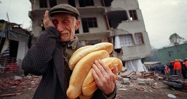 Foto - Acısı ilk günkü gibi... 17 Ağustos Marmara Depremi'nin üzerinden 24 yıl geçti!