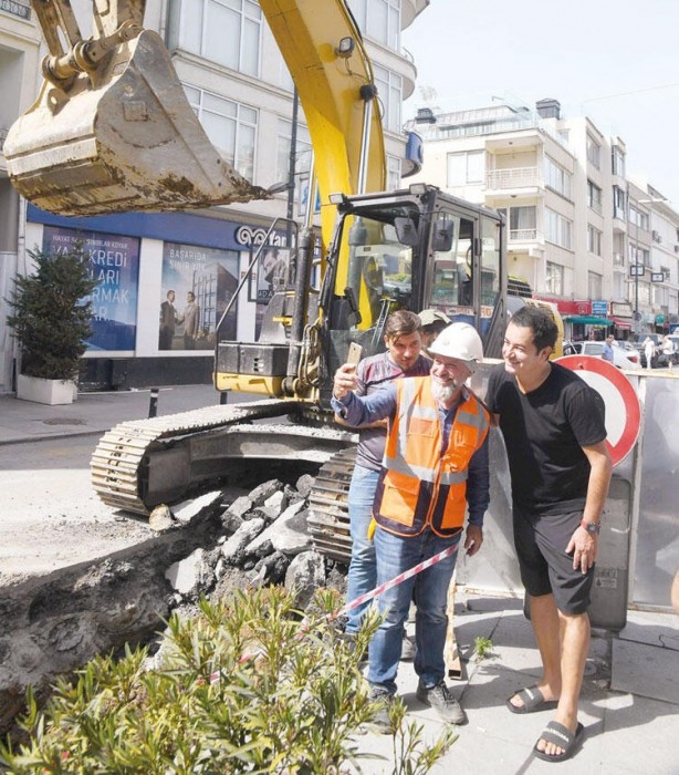 Acun Ilıcalı sosyal mesafeyi hiçe saydı