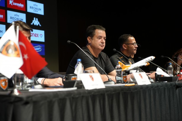 Acun Ilıcalı'dan sürpriz "yabancı hakem" önerisi: Ozan, heyecandan yerinde duramıyor! 