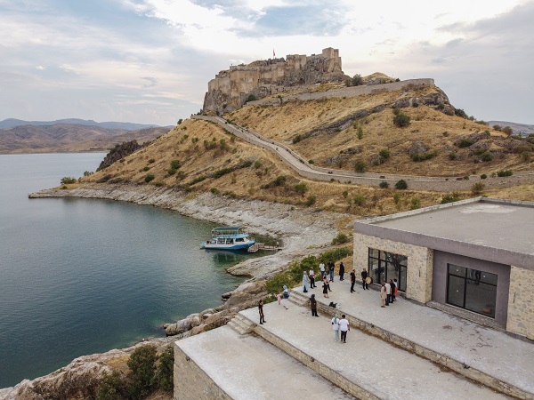 Foto - Ada görünümlü tarihi yapı: Pertek Kalesi