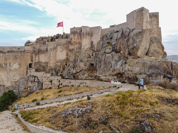 Foto - Ada görünümlü tarihi yapı: Pertek Kalesi