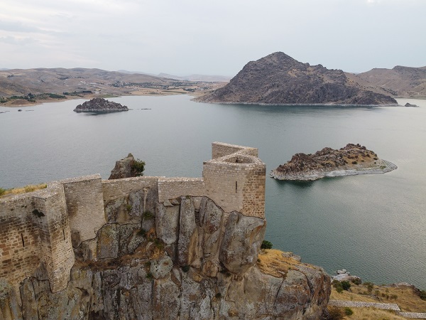 Foto - Ada görünümlü tarihi yapı: Pertek Kalesi