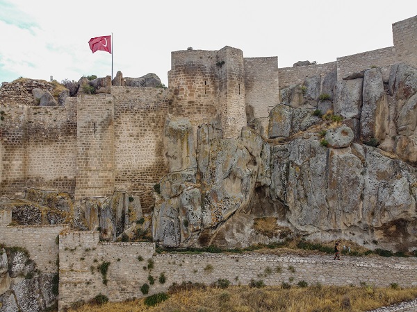 Foto - Ada görünümlü tarihi yapı: Pertek Kalesi
