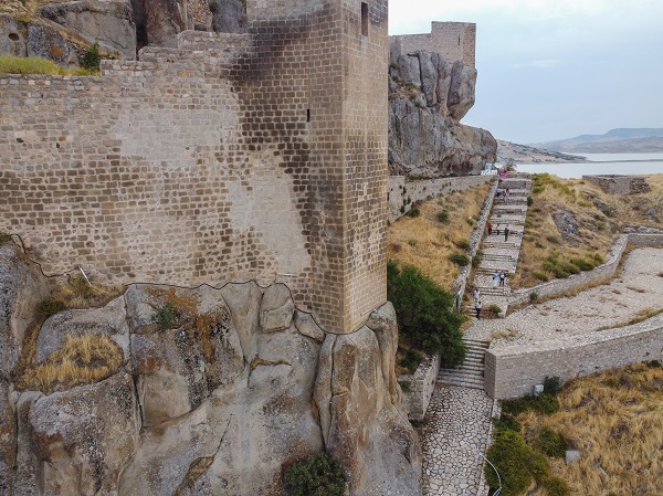 Foto - Ada görünümlü tarihi yapı: Pertek Kalesi