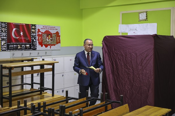 Foto - Adalet Bakanı Bozdağ, oyunu kullandı