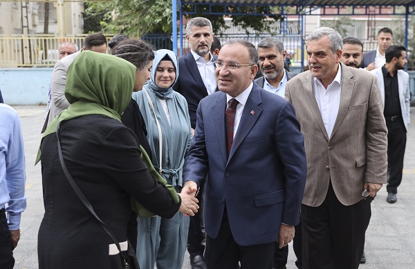 Foto - Adalet Bakanı Bozdağ, oyunu kullandı