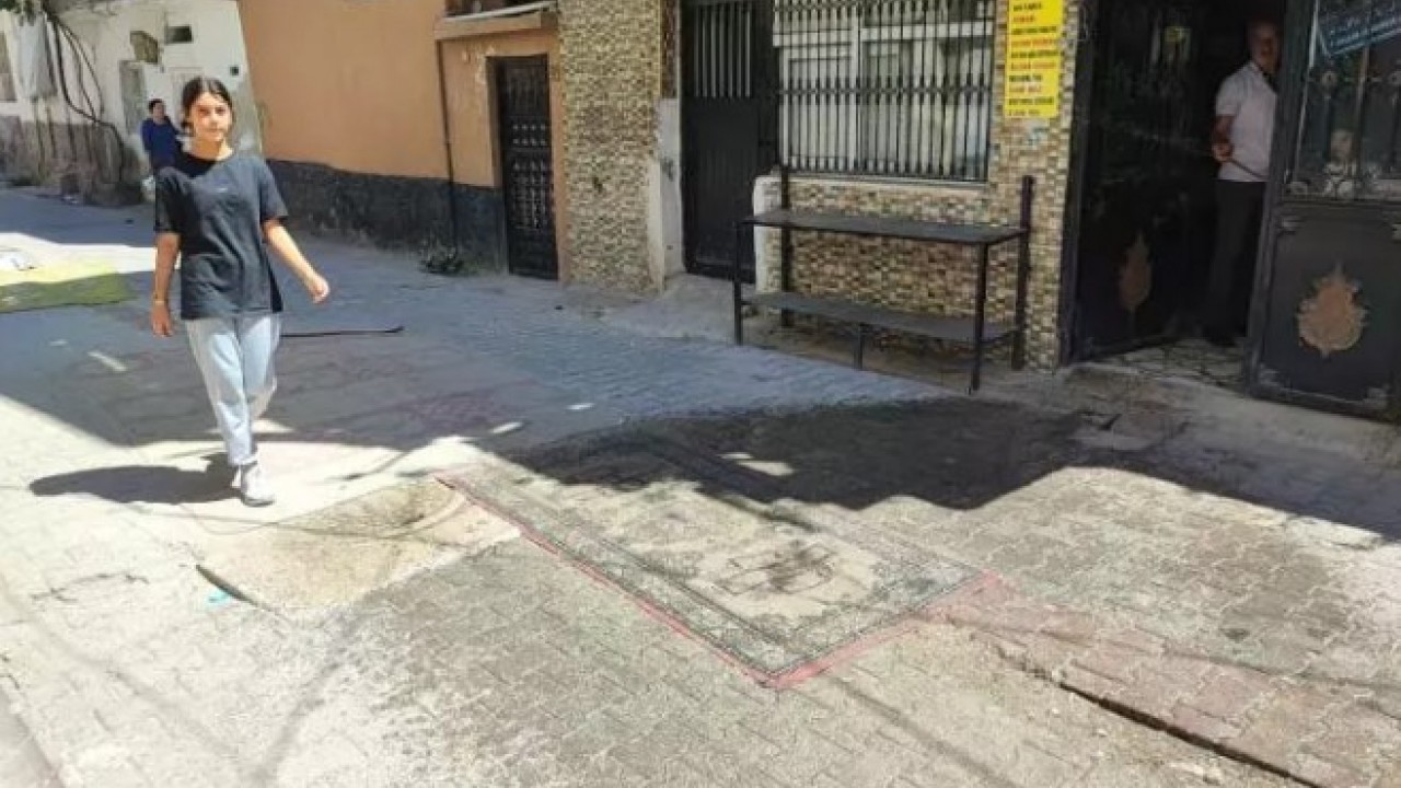 Foto - Adana Belediyesi'nin duyarsızlığı isyan ettirdi: Ayıbı halıyla kapattılar!