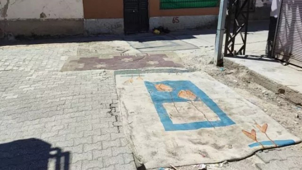 Foto - Adana Belediyesi'nin duyarsızlığı isyan ettirdi: Ayıbı halıyla kapattılar!