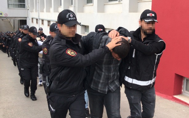 Foto - Adana merkezli suç örgütü operasyonunda yakalanan 26 zanlı tutuklandı