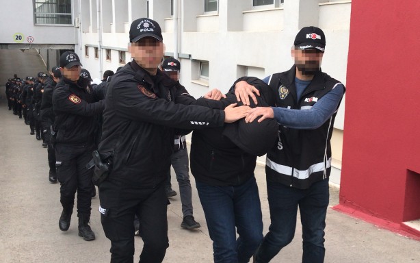 Foto - Adana merkezli suç örgütü operasyonunda yakalanan 26 zanlı tutuklandı