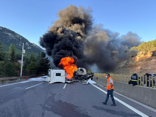 Foto - Adana-Pozantı otoyolunda tır yandı: Ulaşım trafiğe kapandı