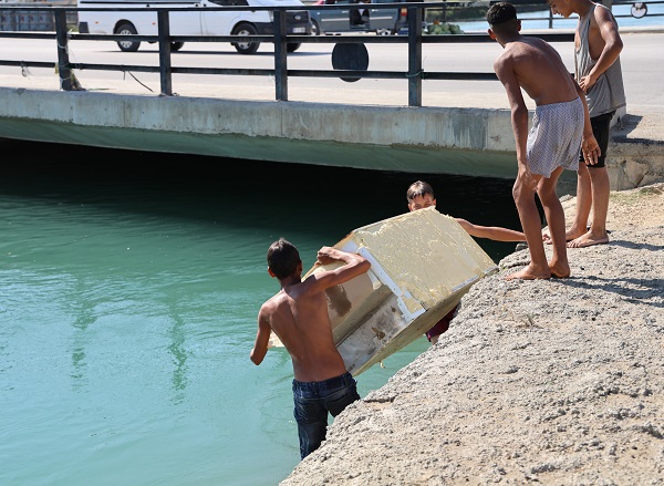 Foto - Adana sıcağına buzdolabıyla çözüm buldular