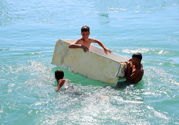 Adana sıcağına buzdolabıyla çözüm buldular