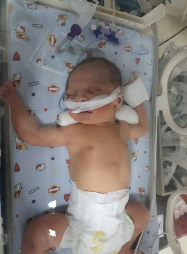 Foto - Adana'da akılalmaz olay! Bebeği öylece kundaklayıp annesine verdiler
