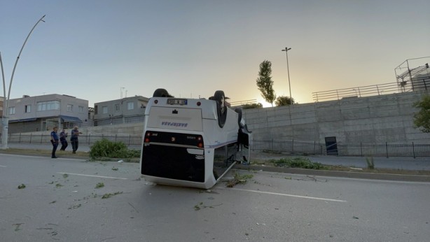 Foto - Adana'da alt geçide düşen dolmuşun sürücüsü ağır yaralandı