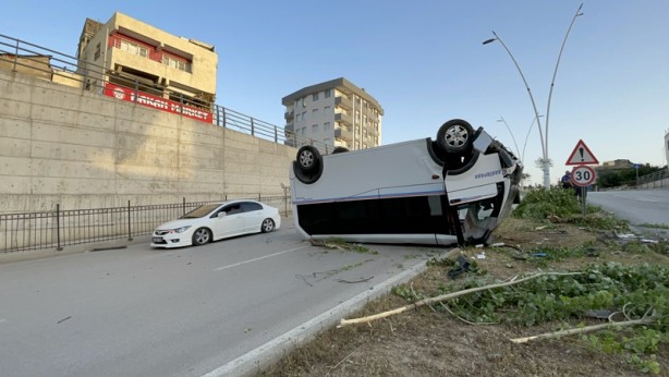 Foto - Adana'da alt geçide düşen dolmuşun sürücüsü ağır yaralandı