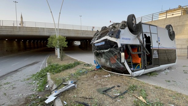 Foto - Adana'da alt geçide düşen dolmuşun sürücüsü ağır yaralandı
