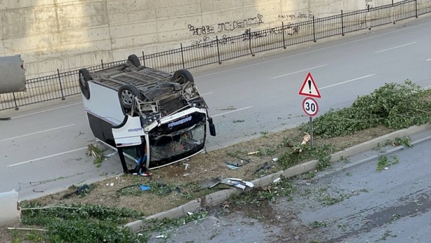 Foto - Adana'da alt geçide düşen dolmuşun sürücüsü ağır yaralandı
