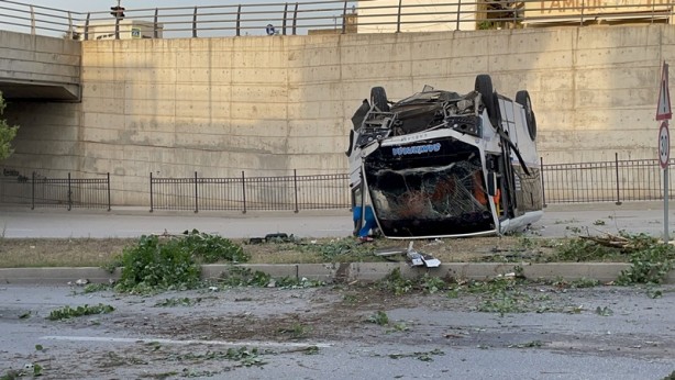 Foto - Adana'da alt geçide düşen dolmuşun sürücüsü ağır yaralandı