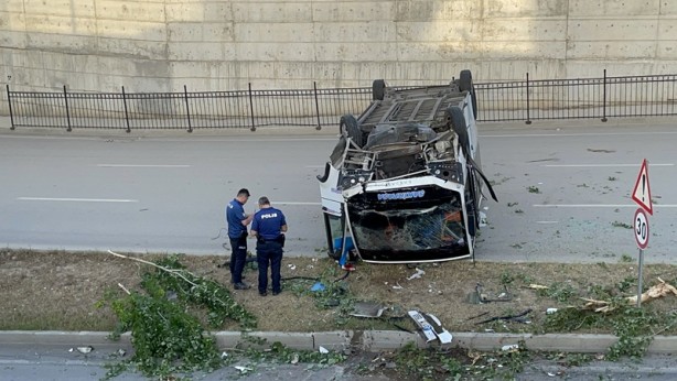 Foto - Adana'da alt geçide düşen dolmuşun sürücüsü ağır yaralandı