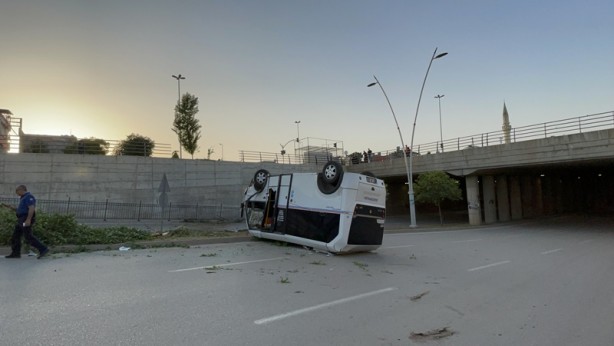 Foto - Adana'da alt geçide düşen dolmuşun sürücüsü ağır yaralandı