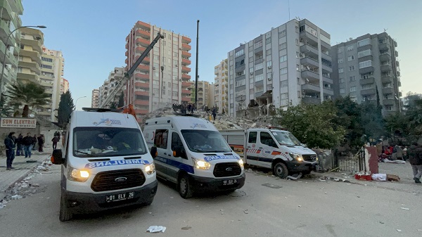 Foto - Adana'da arama kurtarma çalışmaları sürüyor! Depremin ardından Adana bu hale geldi