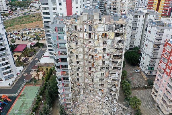 Foto - Adana'da arama kurtarma çalışmaları sürüyor! Depremin ardından Adana bu hale geldi