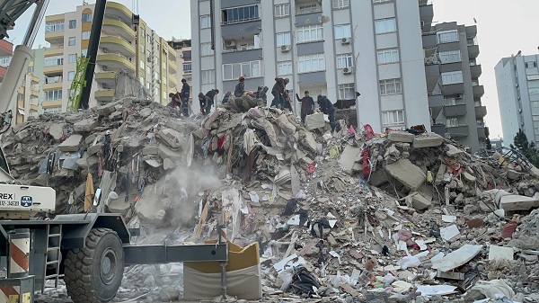Foto - Adana'da arama kurtarma çalışmaları sürüyor! Depremin ardından Adana bu hale geldi